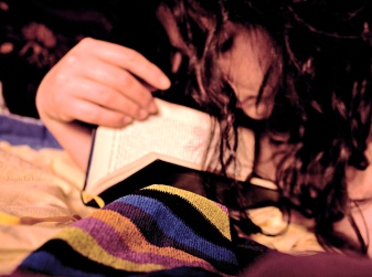 Junge Frau liest ein Buch.
